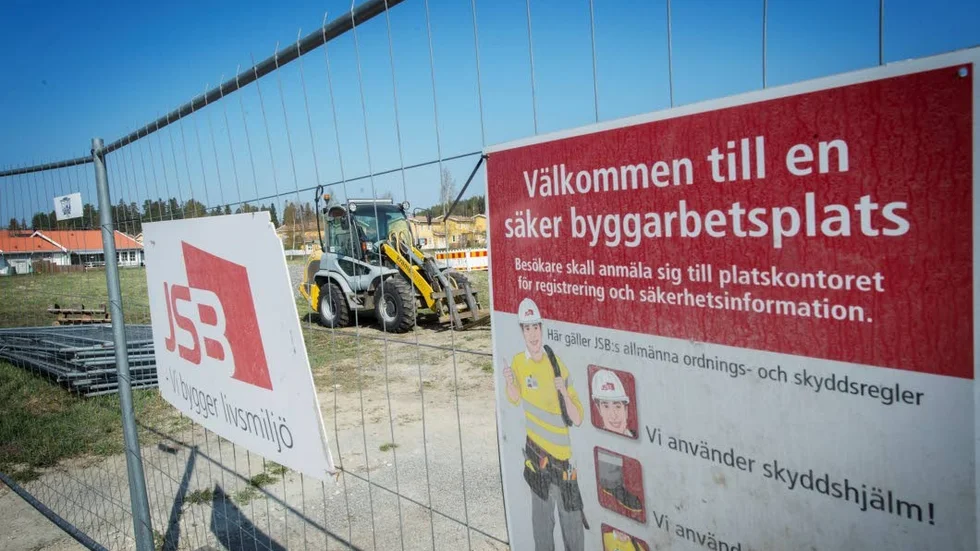 Markarbeten inför bygget av Gnestahems hyresrätter vid Åkervägen har inletts.