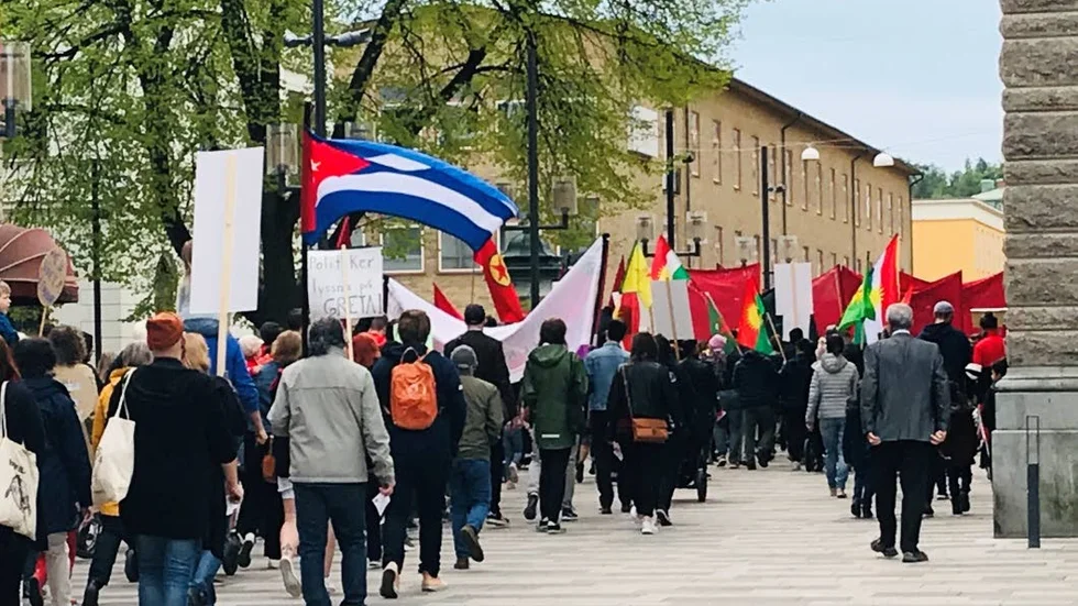 Flera olika föreningar i Eskilstuna gick med i vänsterns första-maj-tåg som avgick från Fristadstorget vid 12-tiden.