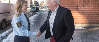 Poliser på stan och hundsök i skolor