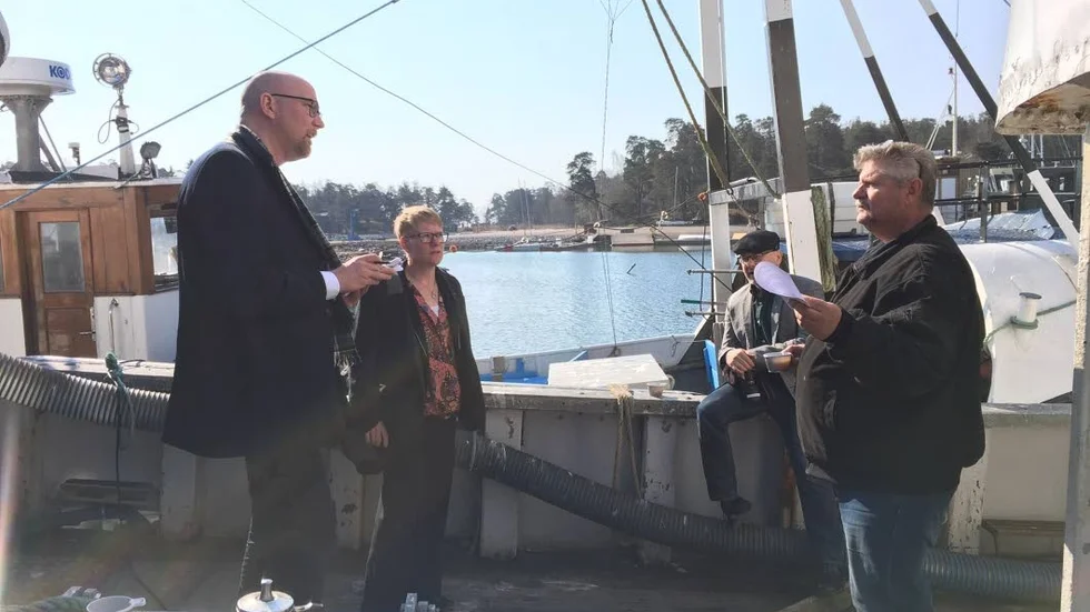 Gustav Hemming (C), Martina Johansson (C) och Joakim Öhman (C) besöker fiskaren Michael Karlsson i Oxelösunds fiskehamn.