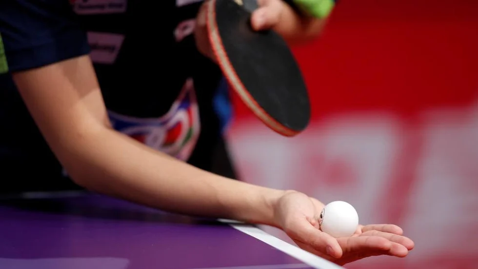 En pojke hotades av sin motståndare - en vuxen man - vid en bordtennisturnering i Duveholmshallen i december. Nu har mannen dömts av Nyköpings tingsrätt.