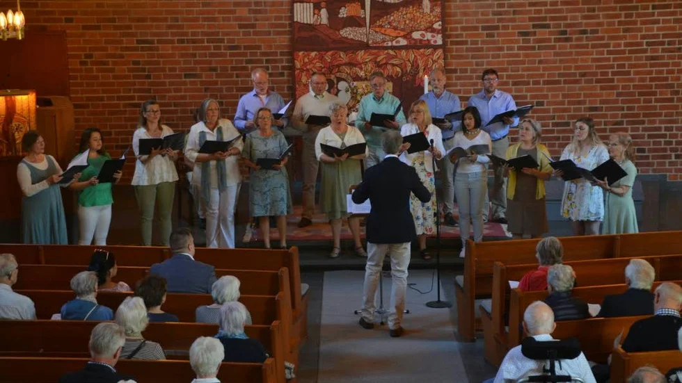 Kören Ars Musica bjöd på elva nummer i sin vårkonsert under lördagens eftermiddag. En 17 personer stark kör och en organist följde årstidsväxlingarna från vår till sommar och avslutade med ”Sommarpsalmen”.