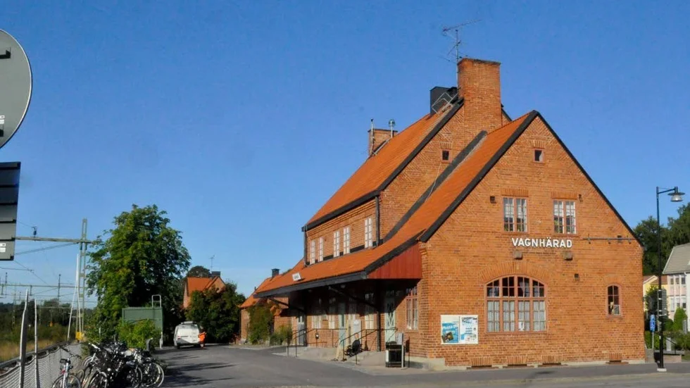 Nu är avtalet påskrivet och klart. I höst beräknas den nya busslinjen som ska transportera tågresenärer mellan Trosa och Vagnhärad station starta.
