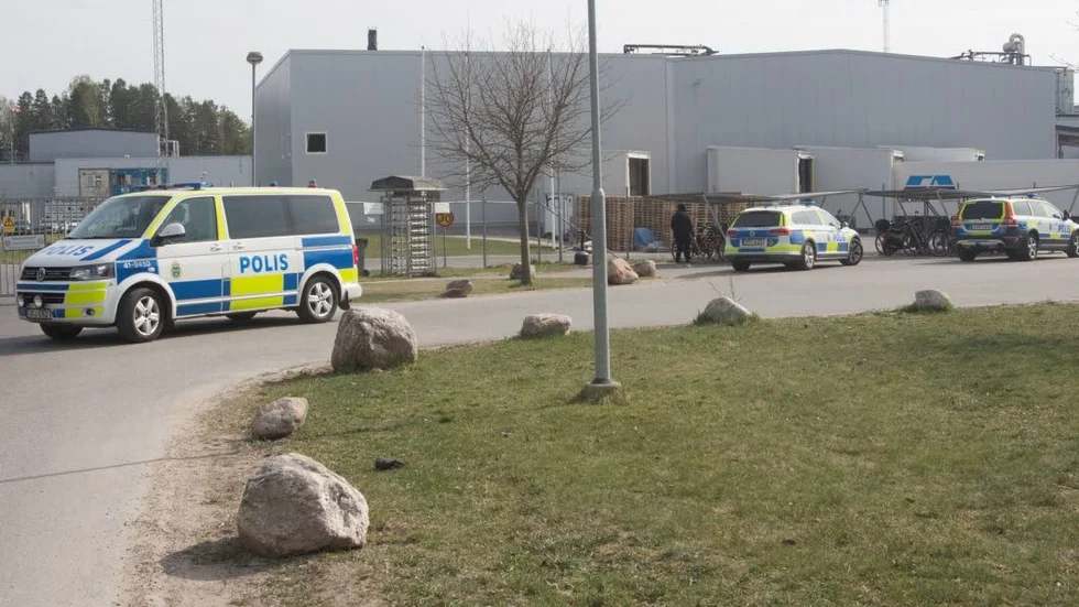 Polisinsatsen vid Kronfågel i Valla, efter att fem eller sex personer tagit sig in i fabriken.
