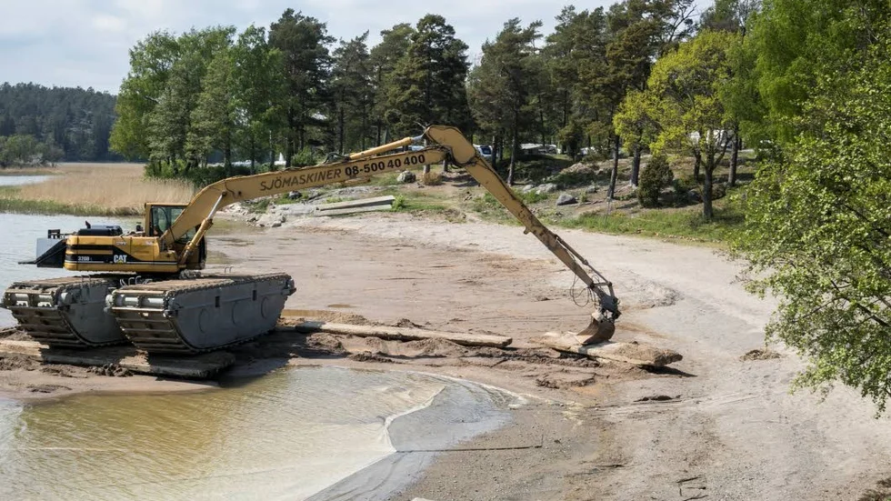 Arbetet med den nya stranden tog tio dagar och över 2000 ton strand har lagt ut.