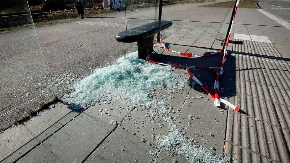 Ännu en gång har busskuren i Skjulsta förstörts. Det är den mest utsatta busskuren i hela Eskilstuna.
