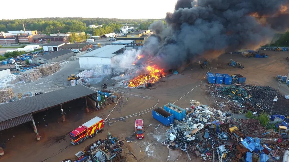 Polisen börjar under måndagen med förhör av vittnen till branden på Stena recycling under nationaldagen.