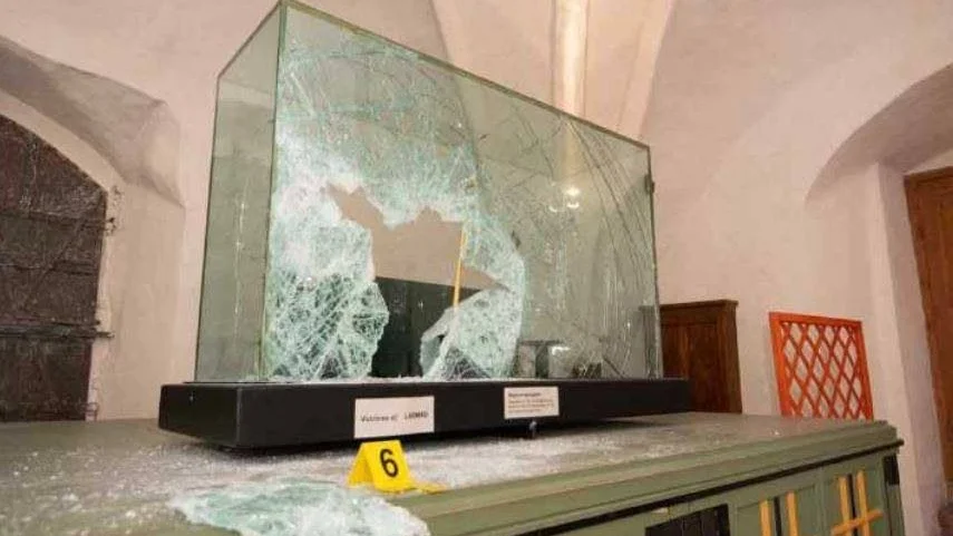 Glasmontern i domkyrkans nedre sakristia slogs sönder och tre av sex kungliga kulturskatter stals den 31 juli i fjol.