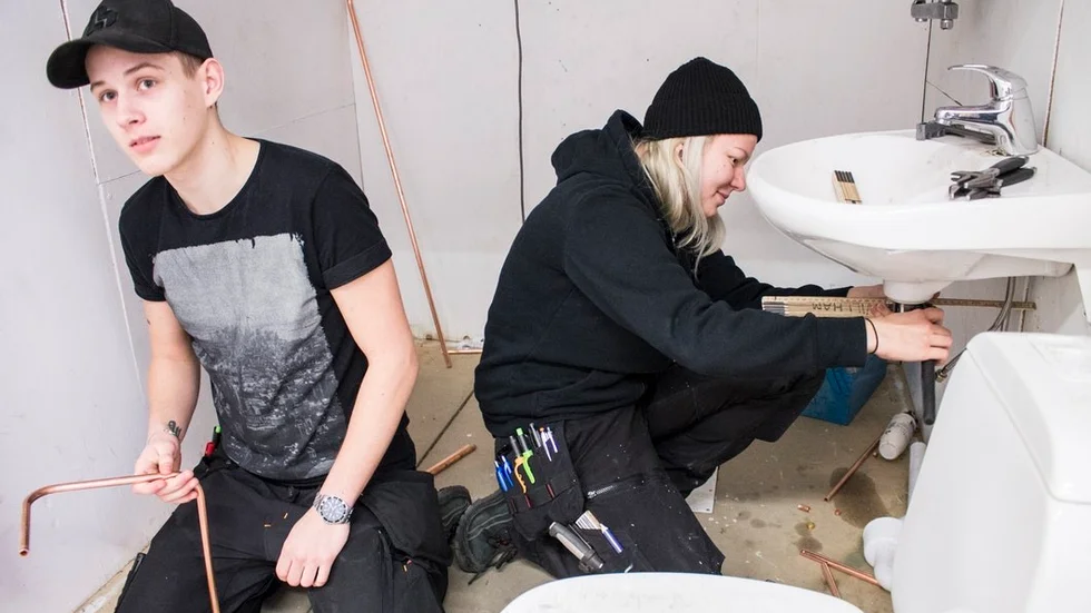 Eleverna Malte Haglund och Nikita Hedberg jobbar i ett av VVS- och fastighetsprogrammets övningsbadrum i verkstaden på Kungsgatan. "Det är inte bra om vi skulle flytta till Duveholm, vi har det så bra här, ingen stress och det är nära till stan", säger Nikita Hedberg som går andra året på programmet.