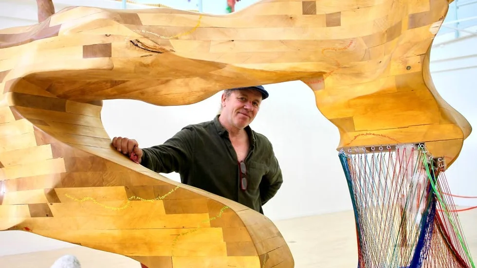 Konstnären Ian Newbery har arbetat på denna skulptur under många år. Inuti finns meddelanden från konstnären.