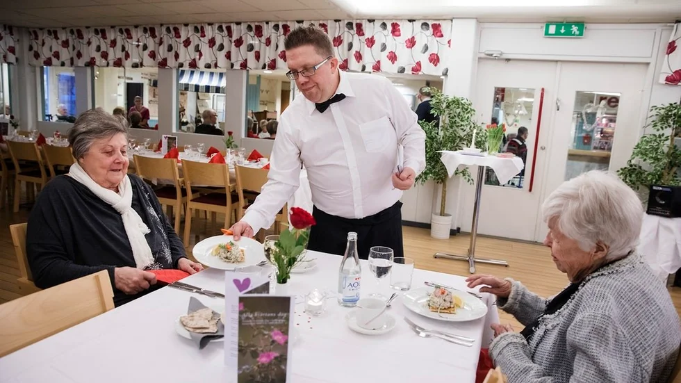 På onsdagskvällen var det alla hjärtan-middag på restaurang Igelkotten. Gun Johansson, till höger, och Ulla Westling serverades av Ronnie Stjärnholm.