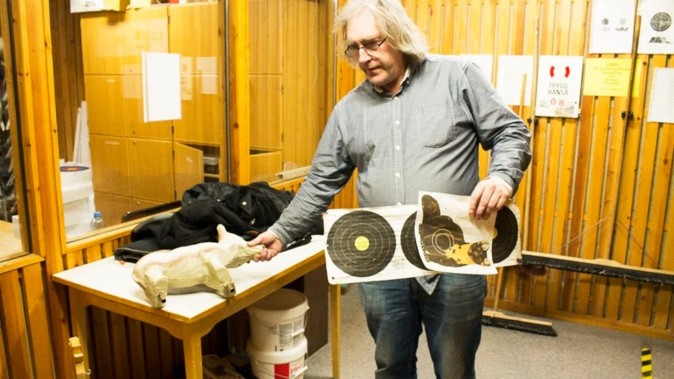 Ola Apelkvist visar olika måltavlor som man använder sig av när man utövar skogsskytte.
