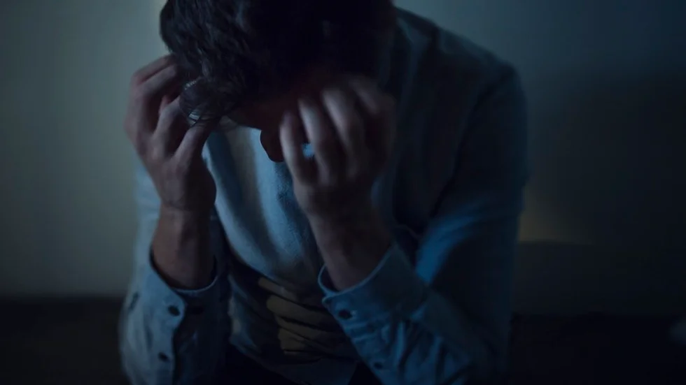 "Orolig anhörig" undrar hur man kan hjälpa någon som mår dåligt i väntan på att få en tid hos psykiatrin. Foto: Stina Stjernkvist /TT.