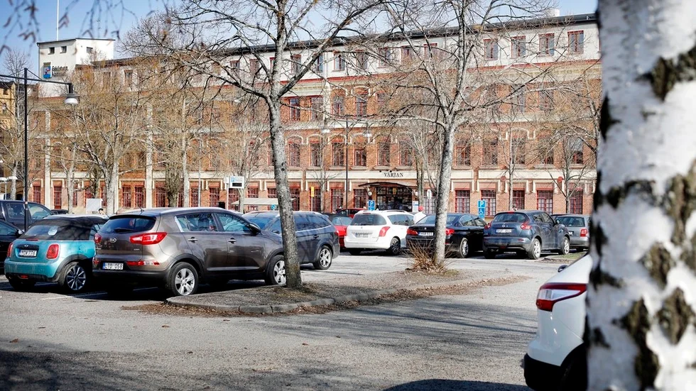 Parkeringsplatsen Valören i centrala Eskilstuna tillhör biljettområde C1 - markparkering. Avgiften är 15 kr/tim.