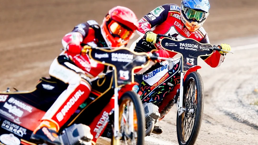 Niels-Kristiaan Iversen (blå hjälm) blev bäste smed när han körde in 21+1 poäng i storsegern mot Rospiggarna.