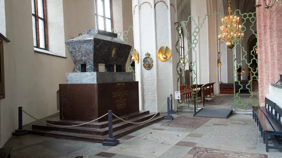 Locket på Erik XIV sarkofag i Västerås domkyrka är tomt efter att Johan III:s regalier som i hundratals år stått där stulits. Det hände i maj 2013.