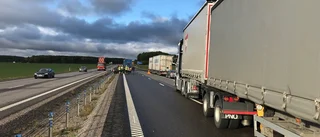 Lastbilsolycka på E4 utanför Nyköping – långa köer på morgonen
