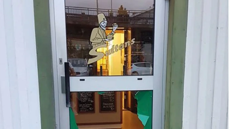 En blomkruka har slängts mot glasdörren på Sultans café på Storgatan. Foto: Therese Rengman