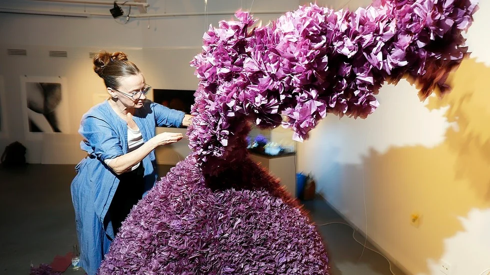Kjolen "Purple rain" utgår från en dröm konstnären Maud Karlsson hade under en period med svåra ryggsmärtor.