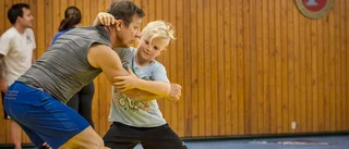 Hos Flens brottningsklubb är alla generationer välkomna