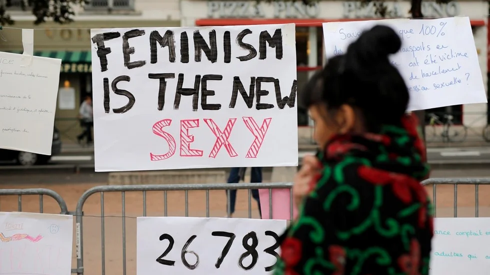 Över hela världen sprider sig upproret mot sexuellt våld, trakasserier och kvinnoförakt sedan vittnesmål från utsatta kvinnor fått spridning via internationella #metoo och svenska #tystnadtagning och #visjungerut.