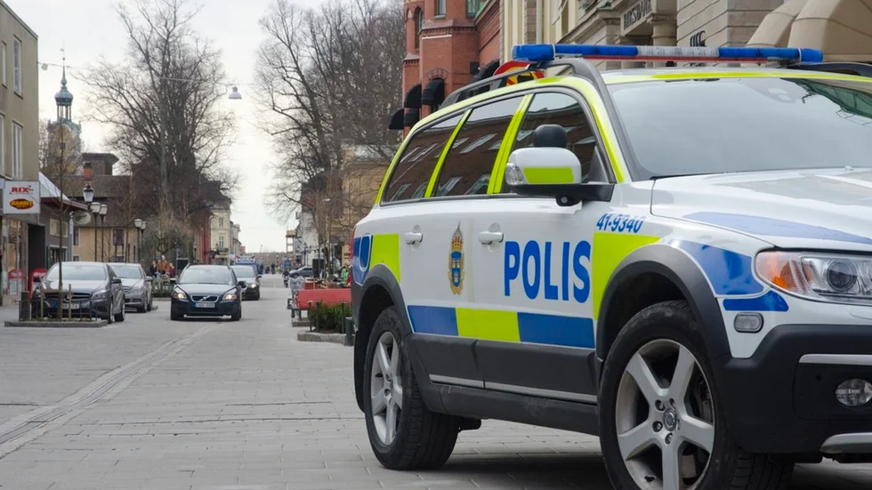 Kommunerna får stå till svars när det är stökigt. Därför borde de få rätt att anställa egna poliser, anser bland annat Sörmlandsmoderaterna. I dag planeras frågan att diskuteras på partistämman.