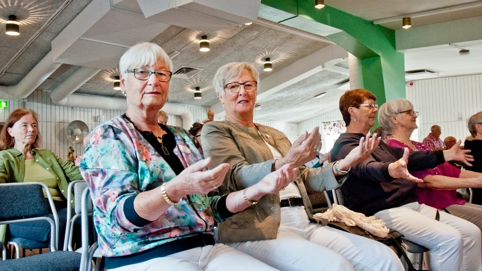 Margret Sten och Sonja Ångström deltog entusiastiskt i den sittande pausgympan på seniordagen på Elektron.