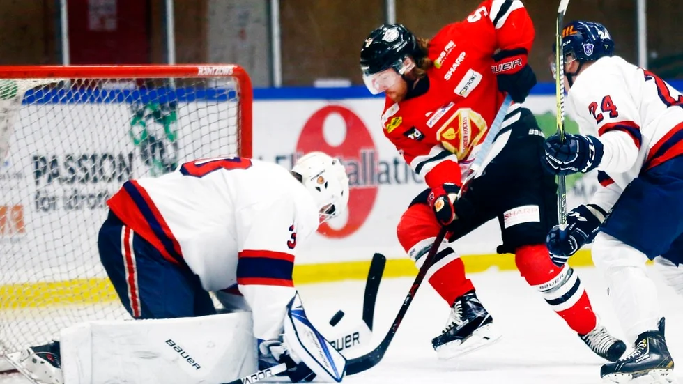 Lindens Christopher Norlin i kamp försvaret i Segeltorp under söndagens premiärmatch i kvalet till division 1.