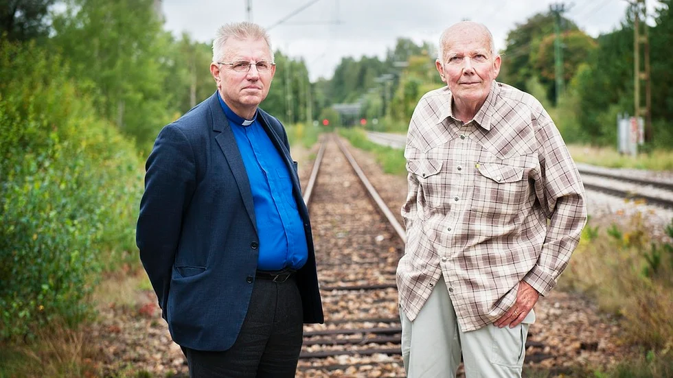 För landsbygden vore en Skavstastation på bibanan bättre än om den läggs på huvudbanan som kommunen vill, säger Lennart Halvarsson och Bertil Sannel i Tystberga.