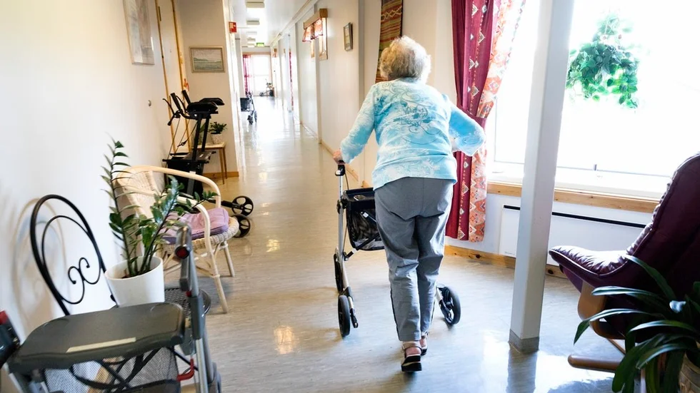 När sjukvårdspolitik urartar i agitationsord som vårdkris och vårdsvek sätts specialistklinikers kortsiktiga personalproblem i centrum – medan socialt långt tyngre frågor, som äldrevårdens närkontakt med primärvården blir undanskymda, i likhet med psykiatri och missbrukarvård.