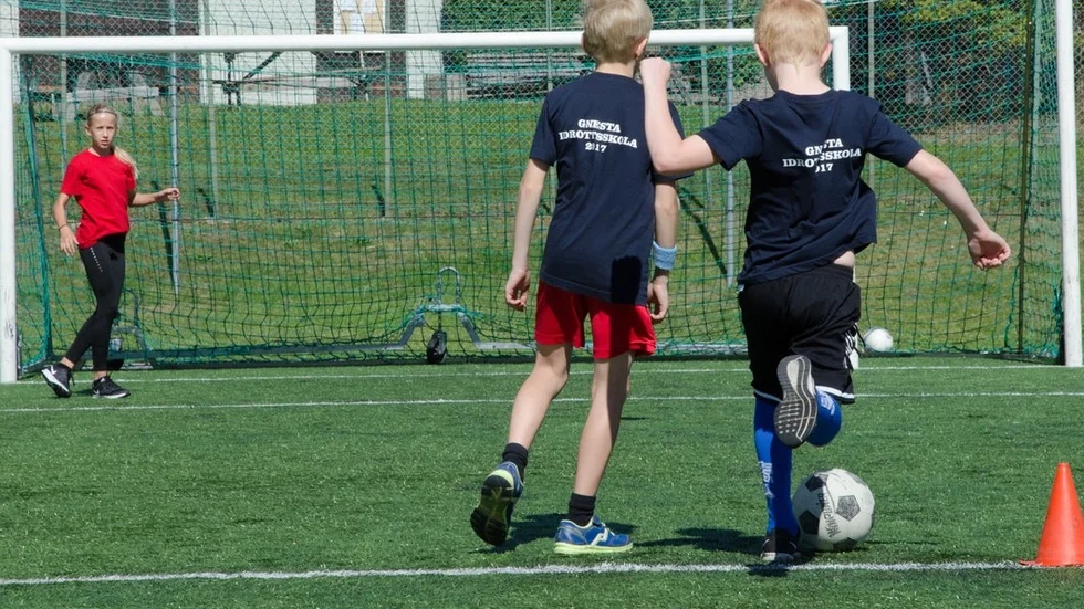 Maja Granstam, 12, som är lägrets yngsta ledare skyddar målburen.