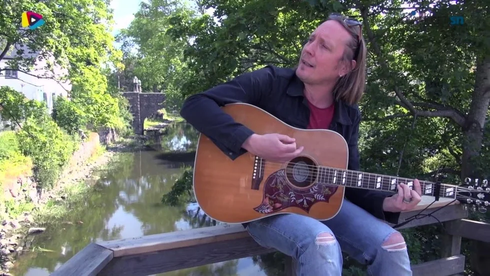 Henning Ejnefjäll spelar sin låt "För blå" på Behmbron i Nyköping.