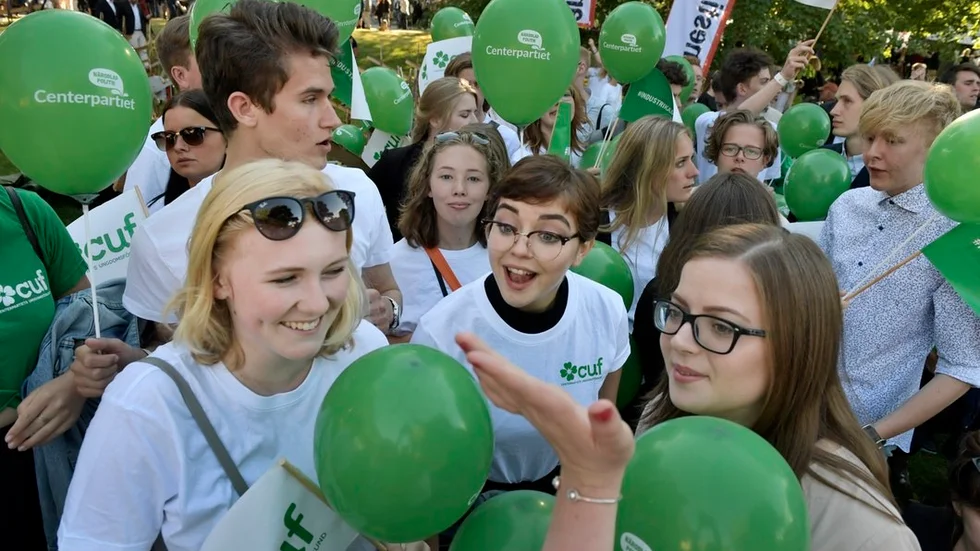 Politiska ungdomsförbund som Centerpartiets motsvarighet har generellt ökat i medlemsantal de senaste åren, men ur ett helhetsperspektiv är det allt färre ungdomar som engagerar sig politiskt. Riskerna är stora när vi slutar ansvara för vår gemensamma demokrati.