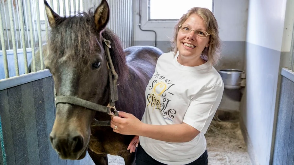 Jenny Östlund, här med hästen Carat på Trolldal, vill uppmuntra andra att inte se hinder. Hon beskriver sig själv som "envis, på gott och ont". 2003 blev hon årets idrottsstipendiat i Katrineholm.