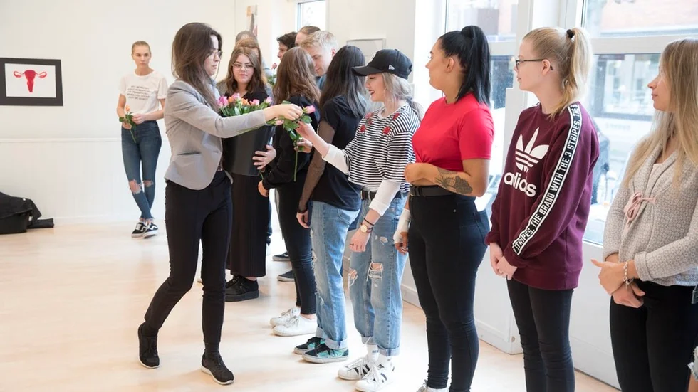 Konsthallens konstpedagog Vendela Haviland delade ut rosor till eleverna som har skapat utställningen.