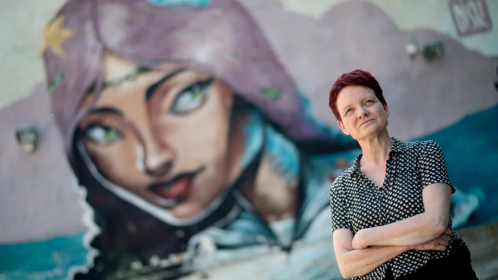 Att vara en nucka – och stå för det. 52 år och barnlös vill författaren och kulturskribenten Malin Lindroth reclaima ordet "nucka", att få vara frivilligt ensam. Nu är hon aktuell med boken "Nuckan".