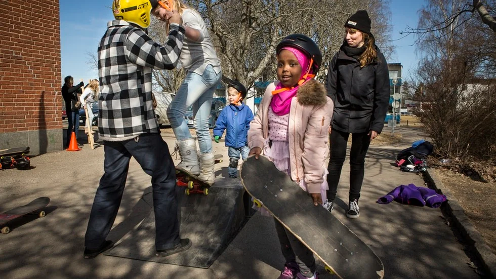 Daniel Andersson och Victoria Andersson lär ut skateboard till de modiga barnen.