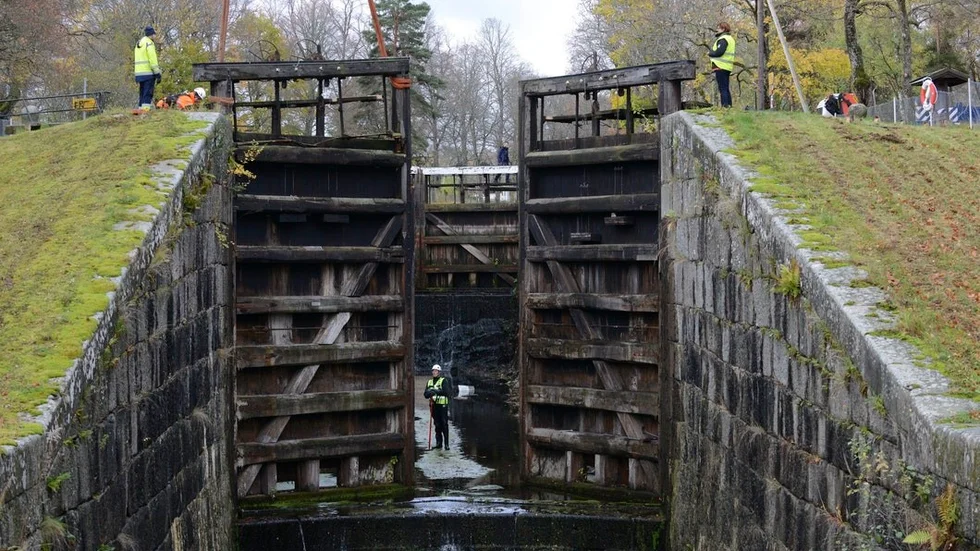 Under onsdagen lyftes de murkna mittportarna i Torshällaslussen bort. Den 15 maj nästa år ska de nya slussportarna vara på plats.