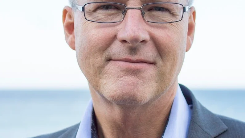 – Erik Björklid har gjort runforskningen en stor tjänst, säger riksantikvarie Lars Amréus, här tillsammans med kungaparet.