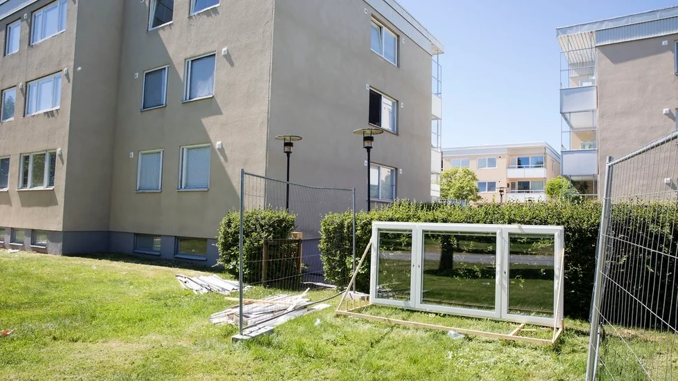 Renoveringen på Herrgårdsvägen är i full gång, bland annat med fönsterbyten. Successivt ska Vingåkershem fortsätta att rusta i sitt bestånd och hoppas kunna ge fler hyresgäster rabatt.