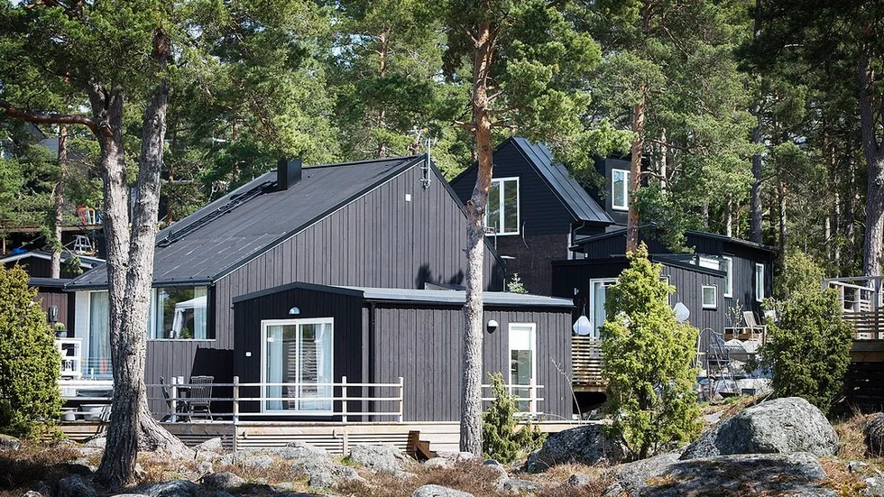 Totalt har 17 tomter sålts på Svärdsklova för totalt knappt 28 miljoner kronor. Många av dem ligger bara några få meter från stranden.