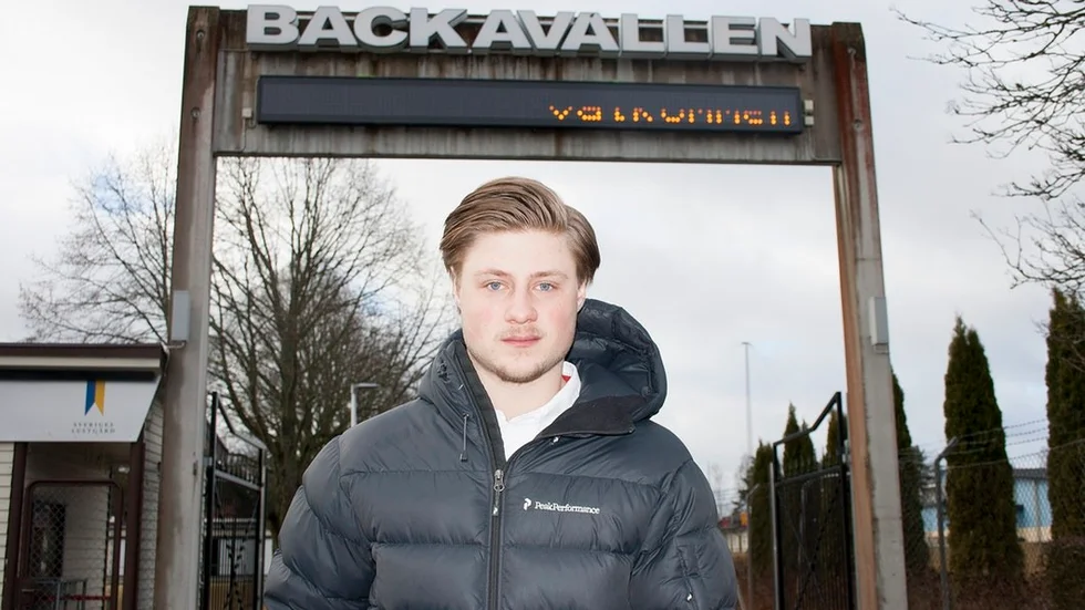 26-årige Hampus Lindén har startat företag med pappa Nichlas och utesluter inte spel i KVBSkommande säsong