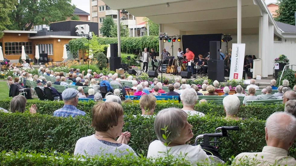 Lyckad allsångspremiär i Stadsparken