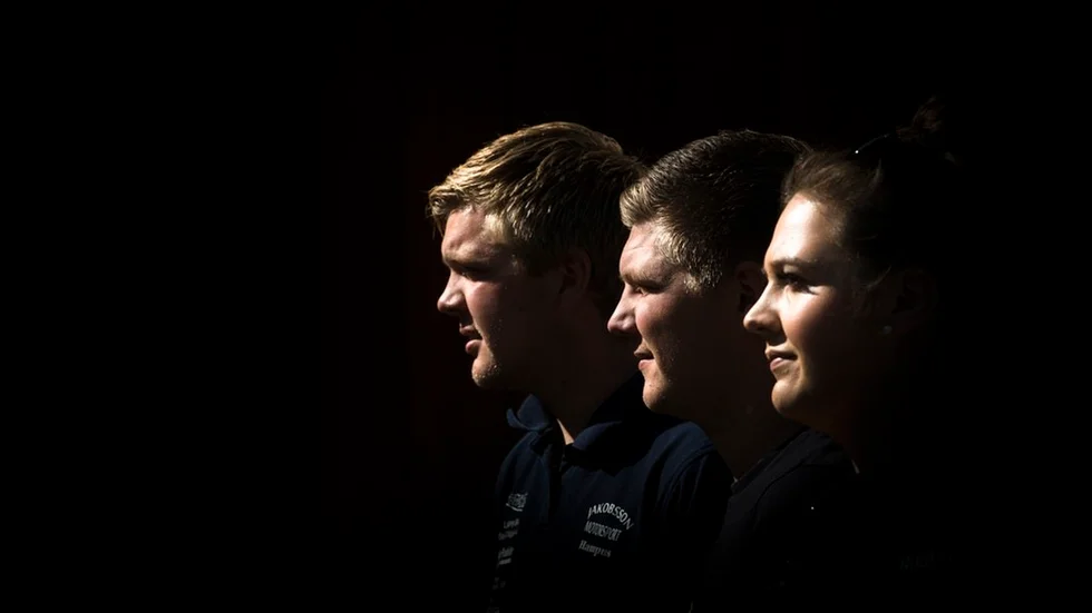 Mörkret till trots – det ser onekligen ljust ut för SMK Nyköpings-trion (från vänster) Hampus Jakobsson, Pontus Jakobsson och Jonna Eson Brådhe. Alla tre har, i respektive tävlingsklass, satt sig i ett bra utgångsläge inför SM-deltävlingen i Linköping. Bra utgångsläge betyder SM-medalj. Grustävlingen i Linköping är en inspirerande utmaning för förarna med återkommande tempoändringar, ömsom snabba partier ömsom krokiga. – Det gäller att hitta en lagom nivå, säger Pontus, som likt de andra två håller Linköpingsvägarna högt.