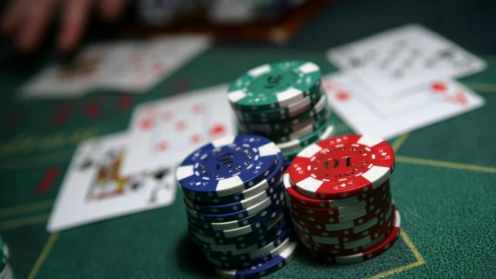 Andra personers marker på spelbordet ska man låta bli. Men att bli tillsagd uppskattas inte alltid. Det fick en croupier vid ett blackjackbord i Eskilstuna uppleva natten till torsdagen.