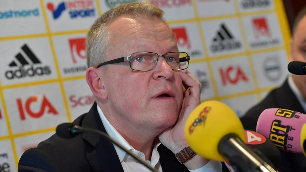 Vilken förebild han är, Janne Andersson, när han städar omklädningsrummet efter sitt lag. Städa borde vi alla bli bättre på, på flera sätt.