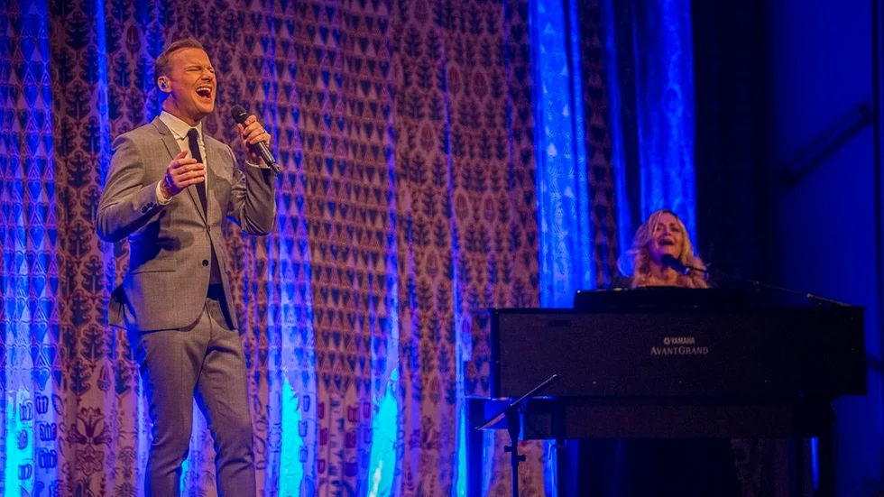 Magnus Carlsson lockade många Katrineholmsbor till Tallåsaulan under måndagskvällen med sin julshow Änglarnas tid.