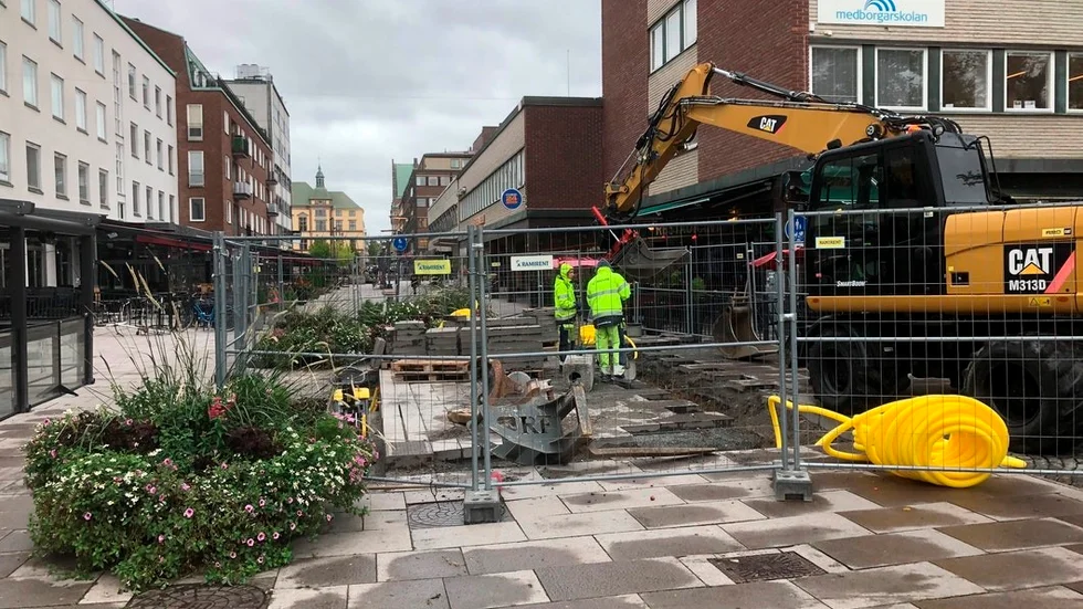 Grävarbeten har inletts på Nybrogatan för den nya ljusinstallationen som ska invigas i samband med ljusfestivalen Nattljus i slutet av oktober.