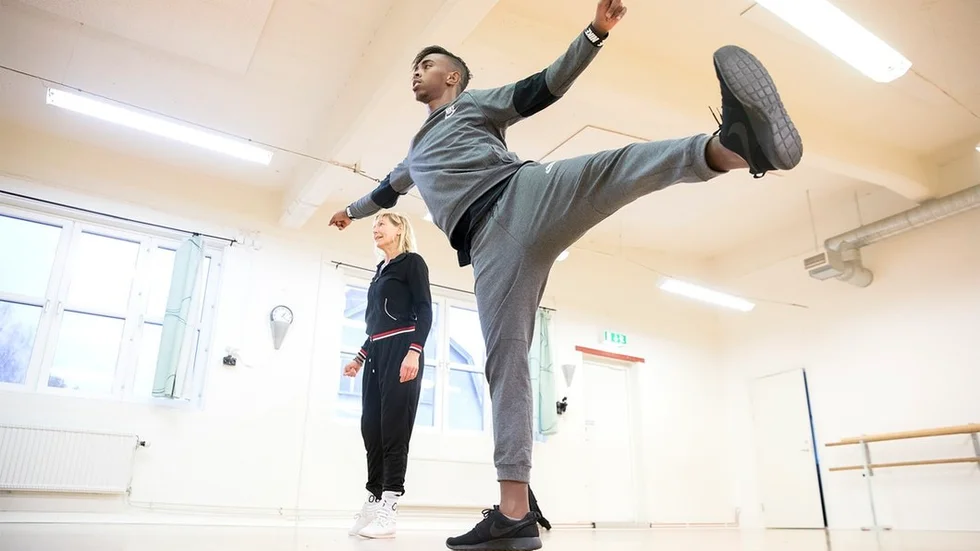 Cia Ronach och Zaki Hussein dansar tillsammans.