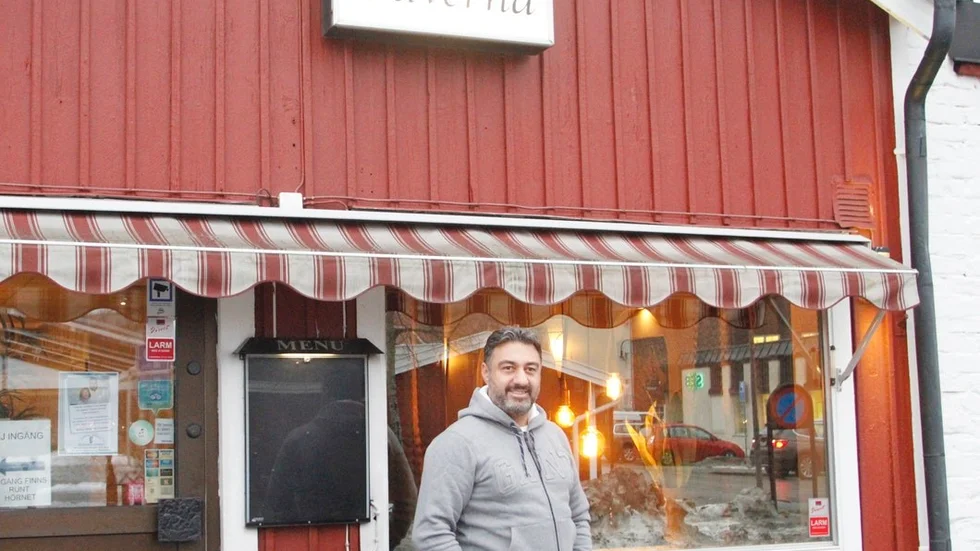 Douglas Varli blir till att börja med Grekisk tavernas ansikte utåt. Den 3 januari har krogen säsongspremiär.